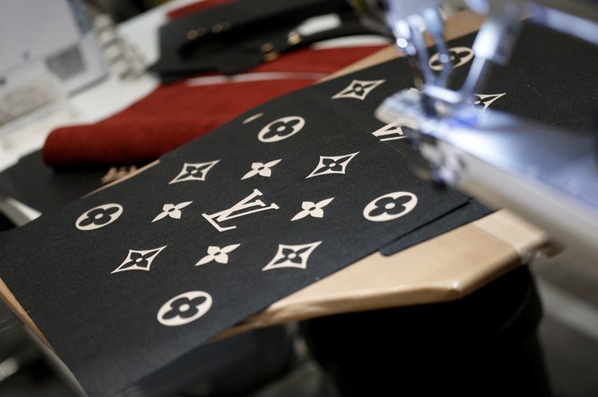 LV monogram, ki ga je leta 1896 ustvaril Vuittonov sin Georges, je še danes prepoznavni znak modne hiše. Foto: REUTERS/Benoit Tessier
