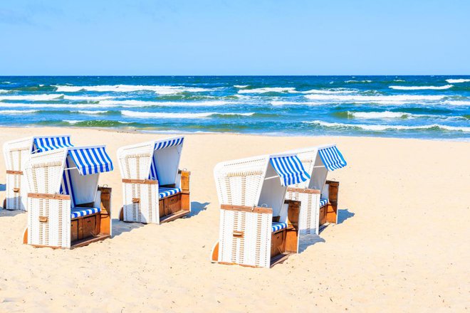 Otok Rügen se postavlja s kilometri peščenih obal, na številnih pa boste našli starinske elegantne pletene stole. Na takšnih so sedeli letovalci že pred stoletjem. Foto: Pawel Kazmierczak/shutterstock