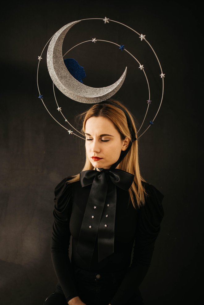 Najbolj ponosna je na klobuk Moon Head, ki je bil izbran za razstavo London Hat Week. Foto: Ana Sajovic Photo