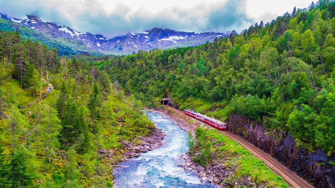 Na norveški železniški liniji Bergen lahko opazujete tudi severni sij. Foto: Marius Dobilas/shutterstock