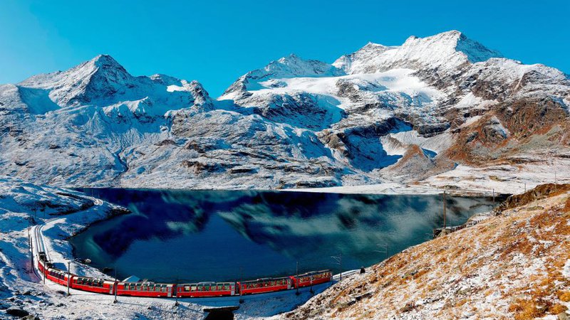Fotografija: Bernina Express velja za najbolj priljubljeno železniško progo na svetu, vsaj glede na število objav na Instagramu. Foto: Aaronchenps2/shutterstock