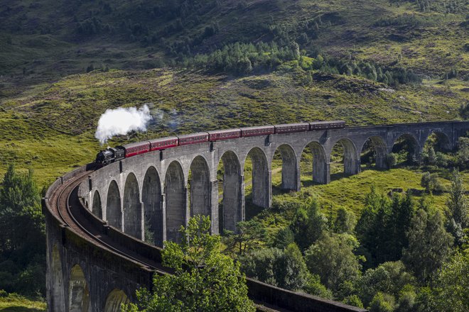 Škotska linija s parno lokomotivo Jacobite Steam Train je zaslovela po zaslugi Harryja Potterja. Foto: Irene Lorenz/shutterstock