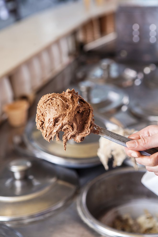 Pravi italijanski gelato je shranjen v zaprtih hladilnih posodah. Foto: Tyler Olson/shutterstock