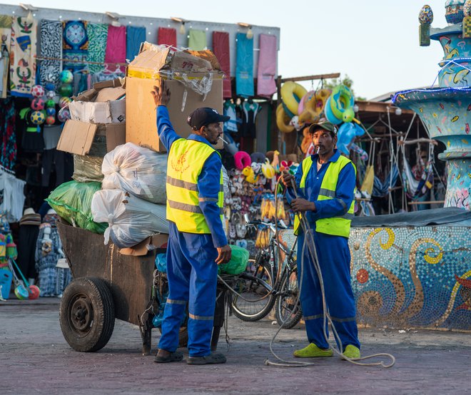 Zaradi turizma in ponudbe cenenih izdelkov je vse več smeti. Smetarji se vsakodnevno borijo z gorami odpadkov, še vedno pa jih preveč konča v morju, na ulicah ali v puščavi. Foto: Urban Modic