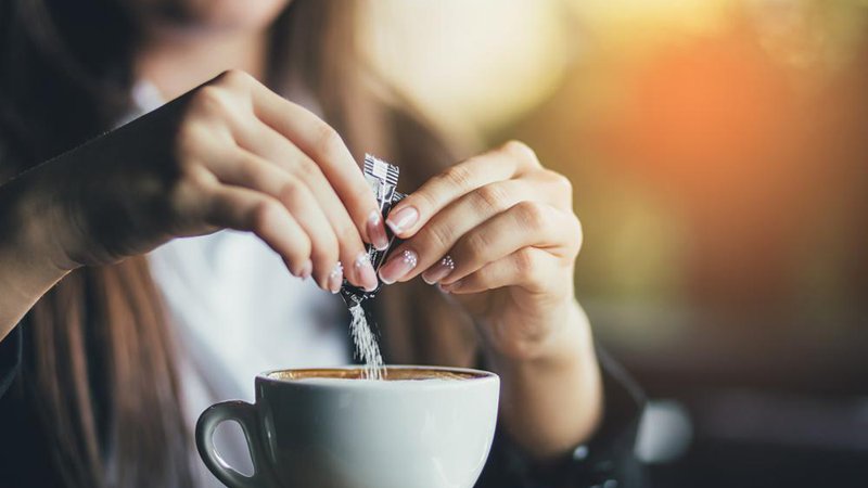 Fotografija: Količino zaužitega sladkorja lahko pomembno zmanjšamo, če se odločimo za uživanje nesladkanega čaja in kave. Foto: Shutterstock