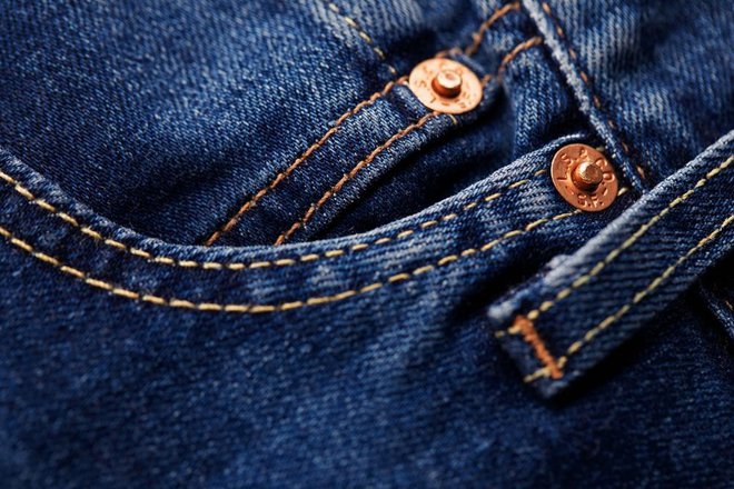 Levi Strauss in Jacob Davis sta delavske hlače prva zaščitila z bakrenimi kovicami in leta 1973 izum tudi patentirala. Foto: Shutterstock