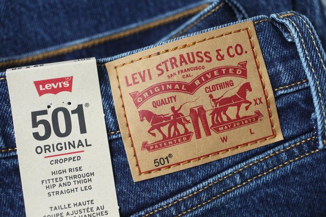 Levisov logo dveh konjskih vpreg, ki narazen vlečeta par kavbojk, je nastal leta 1886 kot marketinška kampanja proti naraščajoči konkurenci. Logotip naj bi namreč ponazarjal, da so Levisove hlače tako trpežne, da jih ne raztrga niti konjska moč. Foto: Shutterstock
