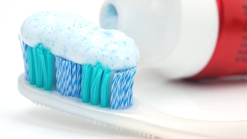 Fotografija: Fluorid se zobnim pastam dodaja zato, ker naj bi krepil zobno sklenino ter preprečeval nabiranje zobnih oblog in s tem karies. Foto: Shutterstock