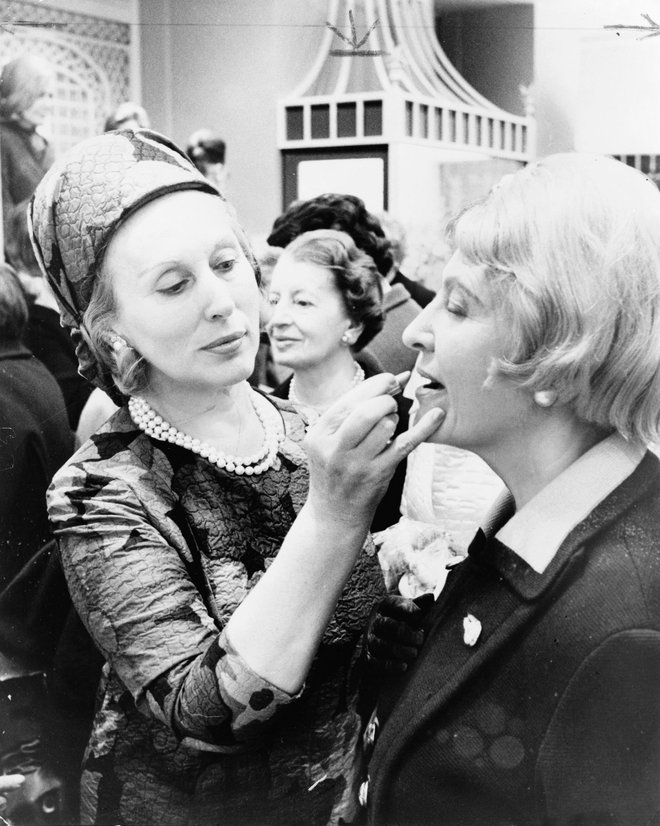 Estée Lauder je ženske prepričala o kvaliteti svojih izdelkov tudi tako, da jim je ponujala hitre stilske preobrazbe z ličenjem. Foto: Javna Last