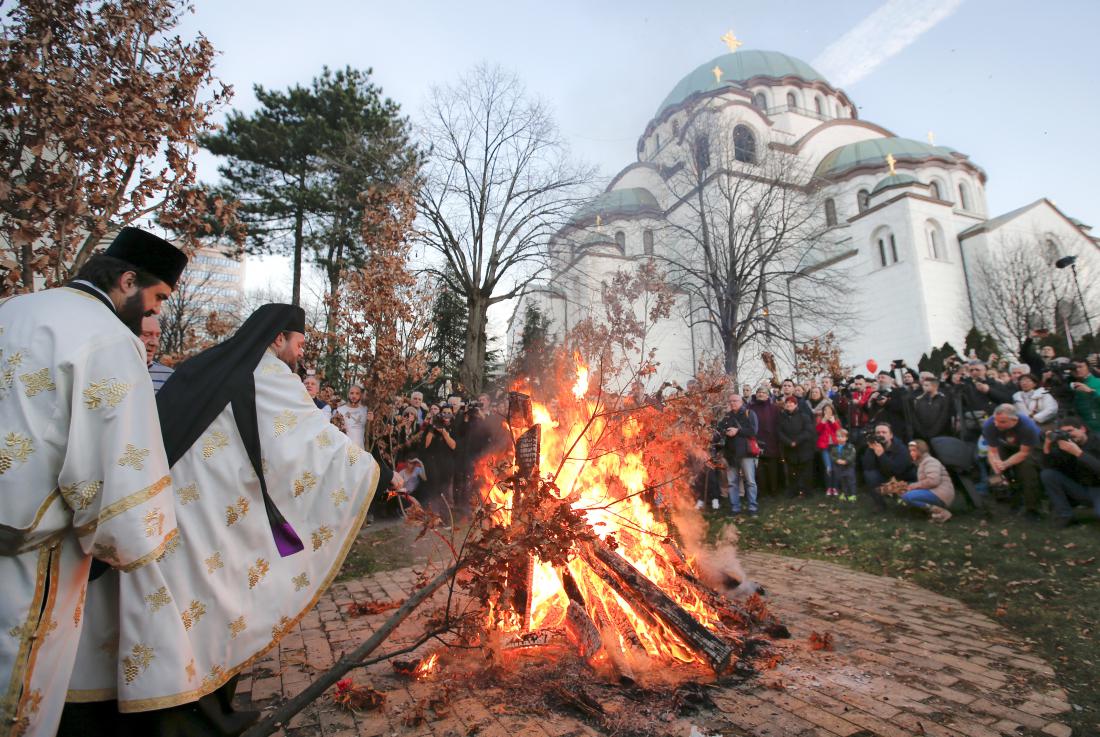 Hrastove veje so zažigali srbski pravoslavci zažigali pred beograjsko cerkvijo sv. Sava.
