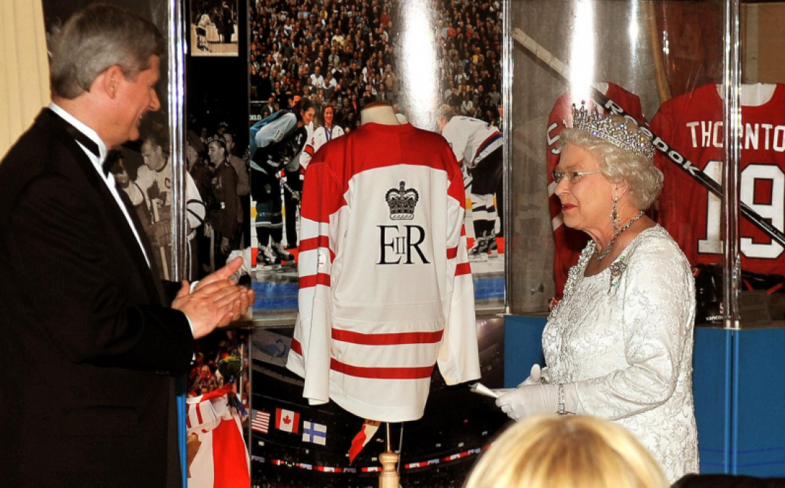Kanadčani so ji ob obisku 2010. podarili hokejski dres. Foto: AP