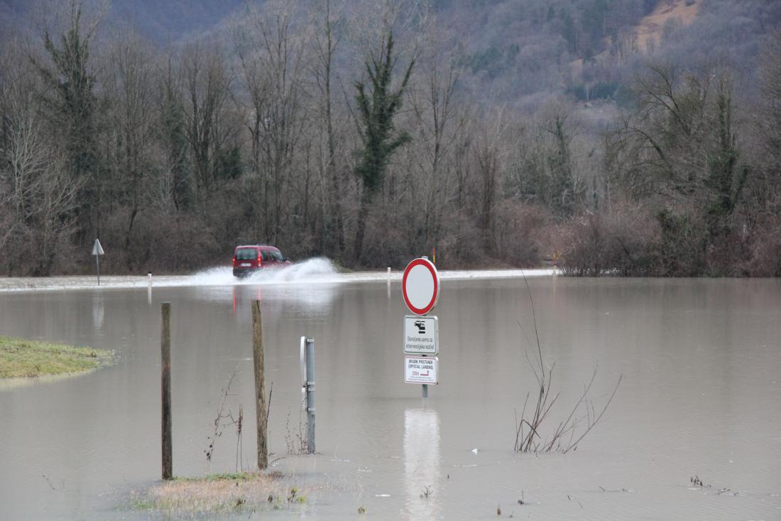 Glavna cesta do Tolmina je zaprta zaradi narasle reke Soče. Foto: Blaž Močnik