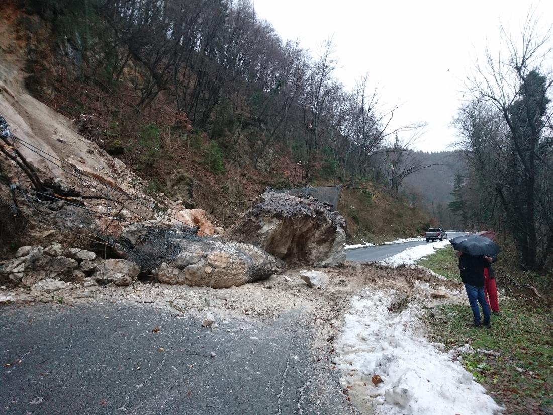 Na cesto Čolnišče-Zagorje se je zrušila skala. Foto: arhiv Komunala Zagorje