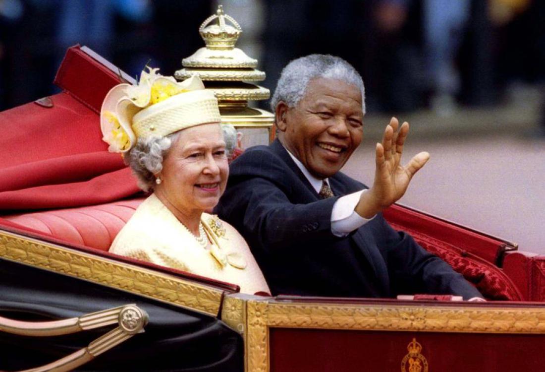 Nelson Mandela je Elizabeto v Londonu obiskal leta 1996. Foto: Reuters