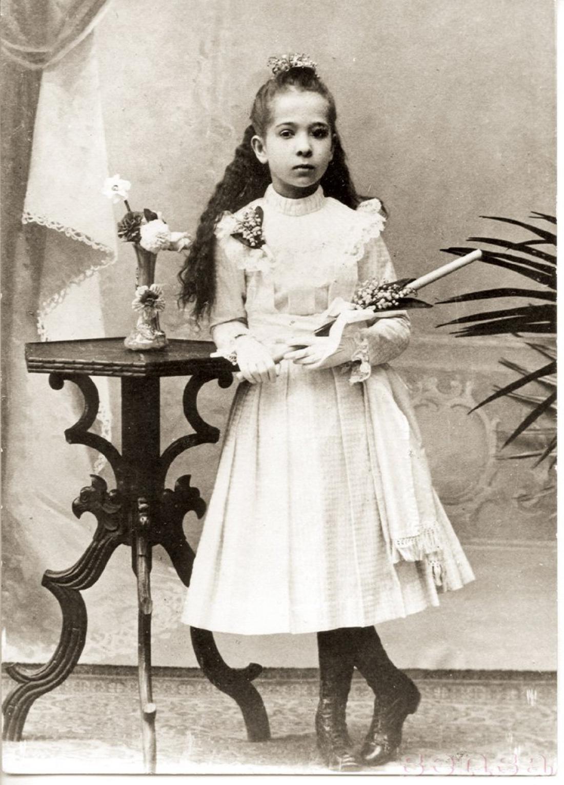Alma Karlin pri prvem obhajilu leta 1900. Vir: Rokopisna zbirka NUK