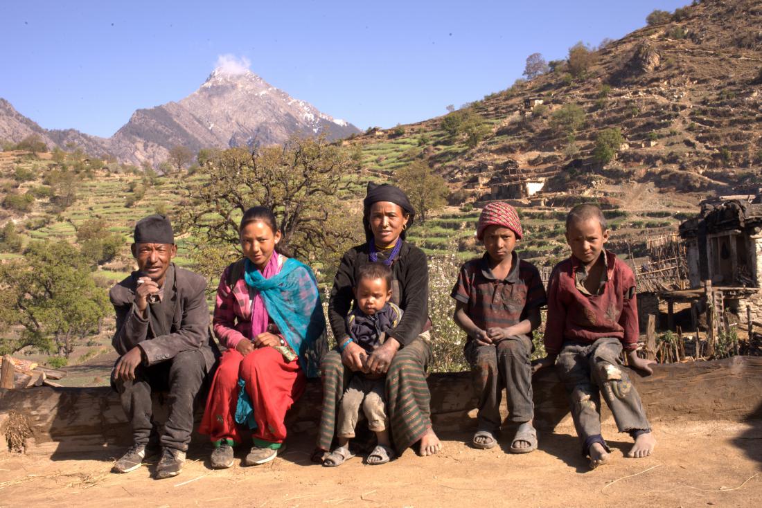 Sunakali z družino v rojstni vasi Bama