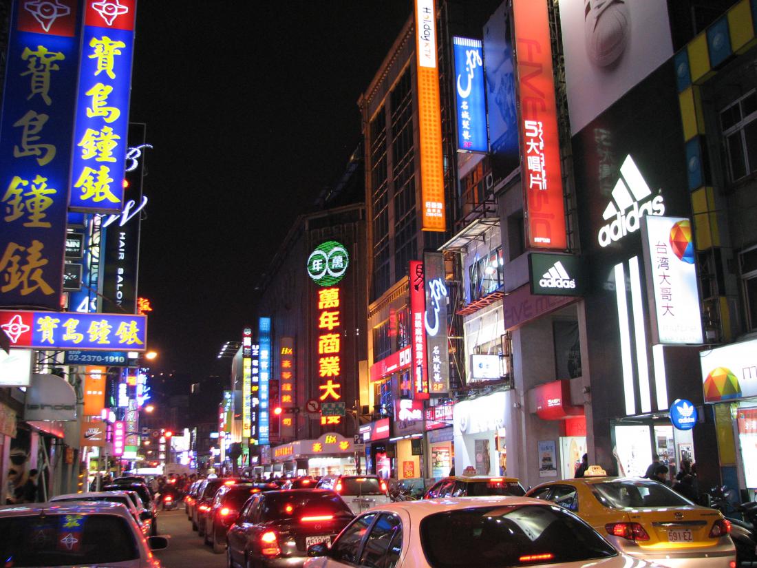 Ximending je ponoči pravljično mesto nakupov.