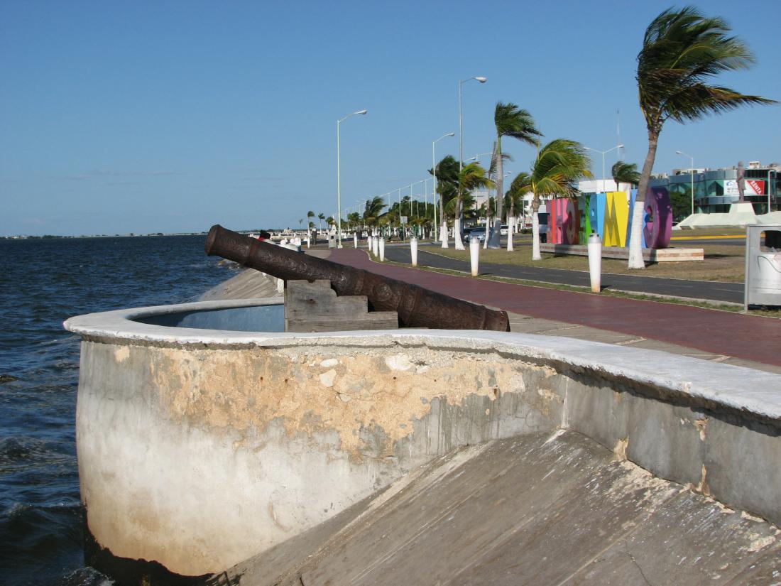 Campeche je pred gusarji varovalo obzidje.