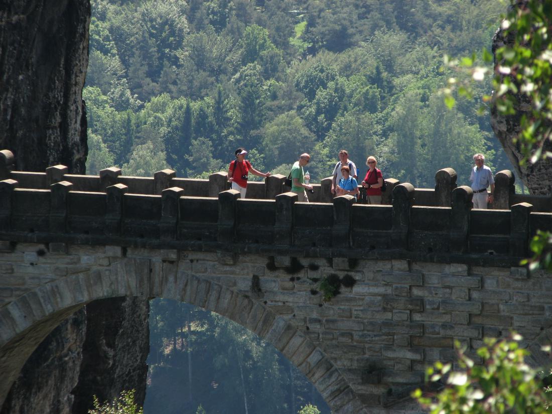 Bastei je dostopen po kamnitem mostu.
