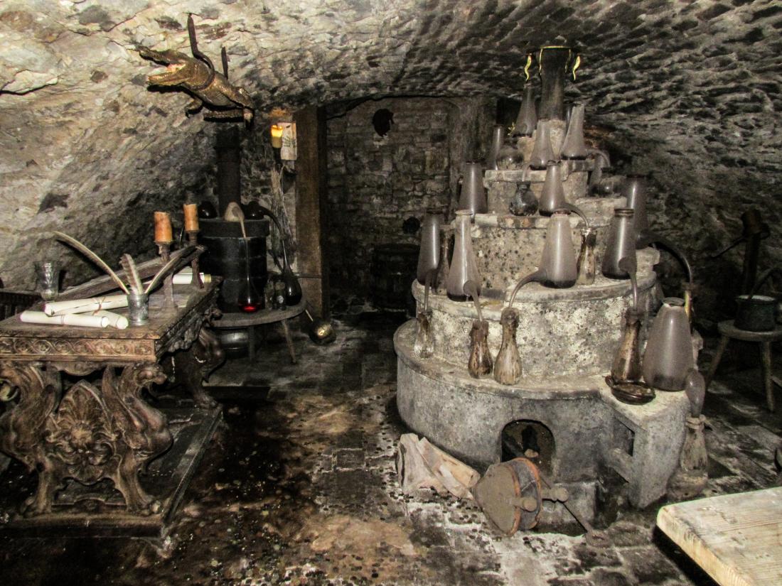Alkimistični laboratorij Speculum Alchemiae je odprt za vse radovedneže, ki si upajo stopiti v podzemlje.