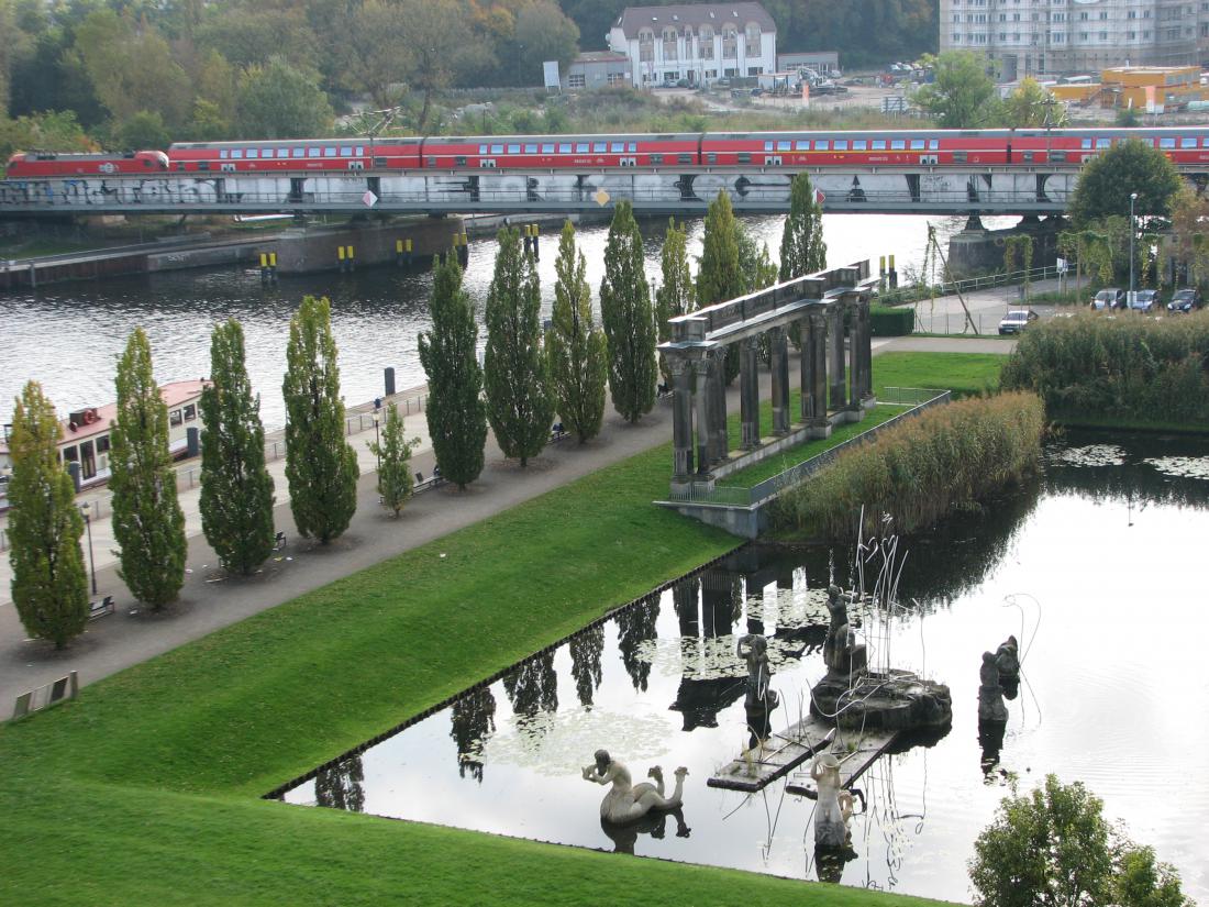 Mesto poživljajo številni parki in vodne površine.