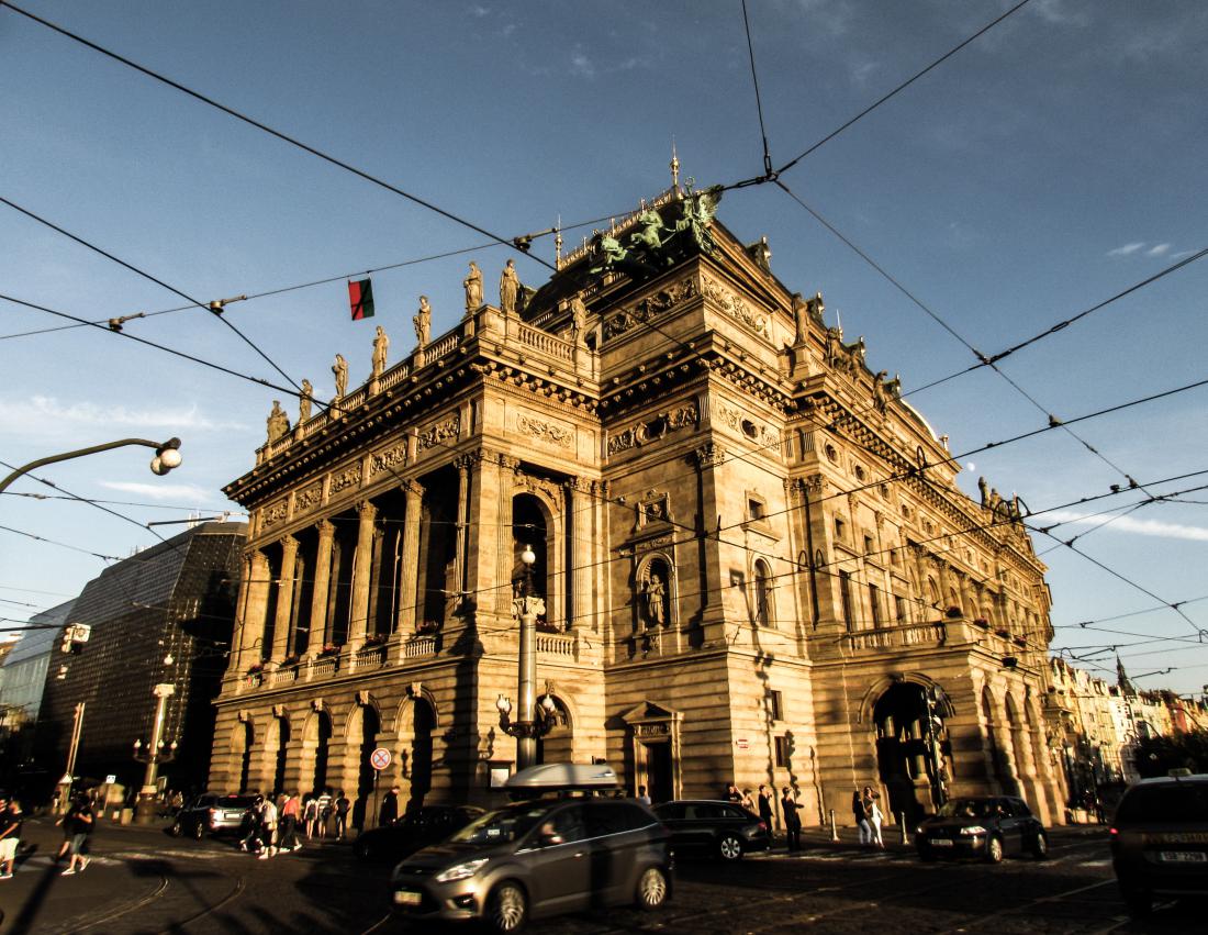 Poleg klasičnih znamenitosti, kot je razkošno narodno gledališče, Praga skriva vrsto mističnih zgodb.