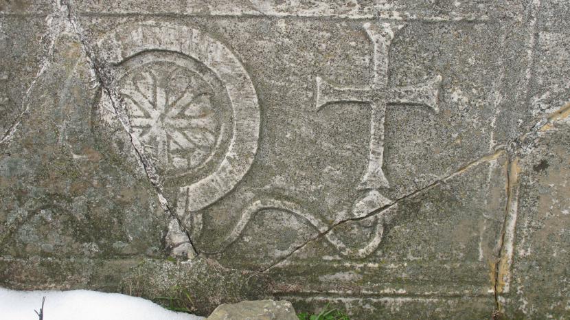 Lep antični kamen s prvimi znamenji križa v teh krajih.