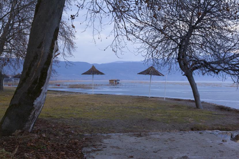 Trenutno so sončniki le strašila, toda obrežje jezera bo že čez dva meseca vrvelo od množice kopalcev iz Makedonije, Srbije in Grčije.