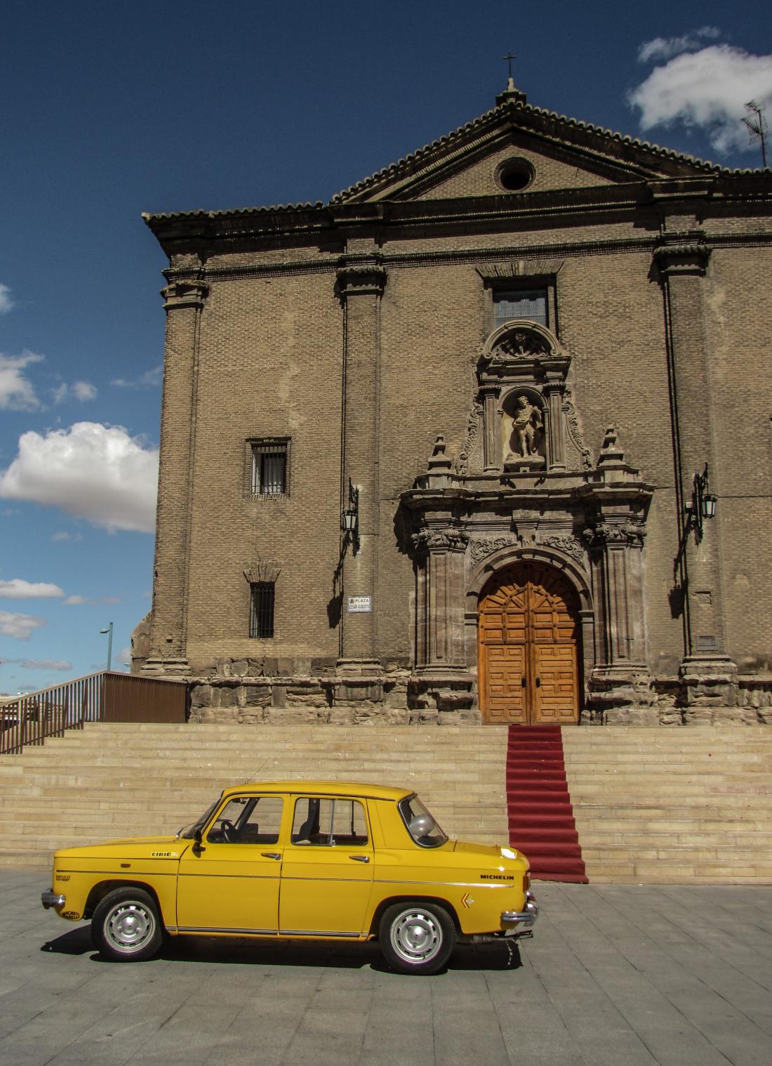 Glavni trg poleg bazilike meji tudi na baročno cerkev San Juan de los Panetes.