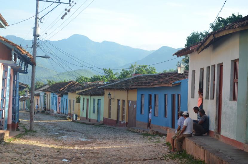 Pisane kolonialne hiše pred gorovjem Escambray delujejo kot muzej na prostem v Trinidadu.