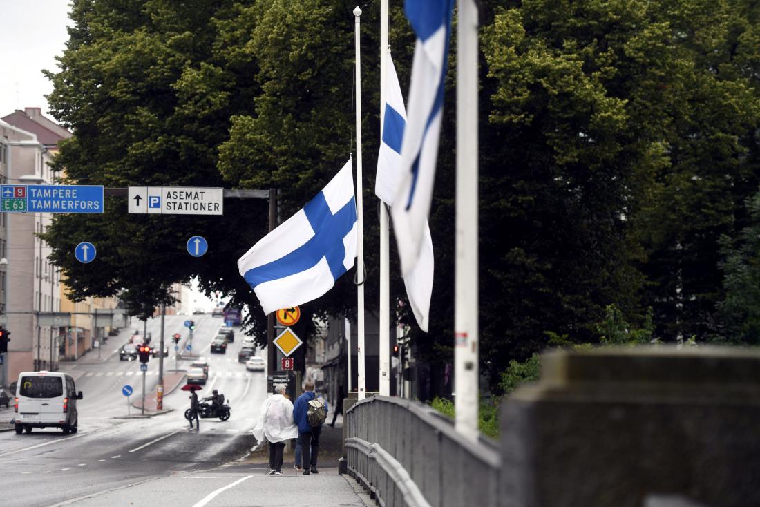 V Turkuju so finske zastave izobešene na polovici droga v znak žalovanja. 
