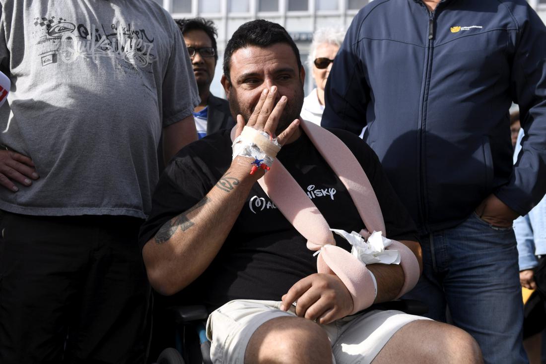 Ranjenec v napadu je bil tudi Britanec Hassan Zubier, ki se je spominskega shoda udeležil na invalidskem vozičku. 
