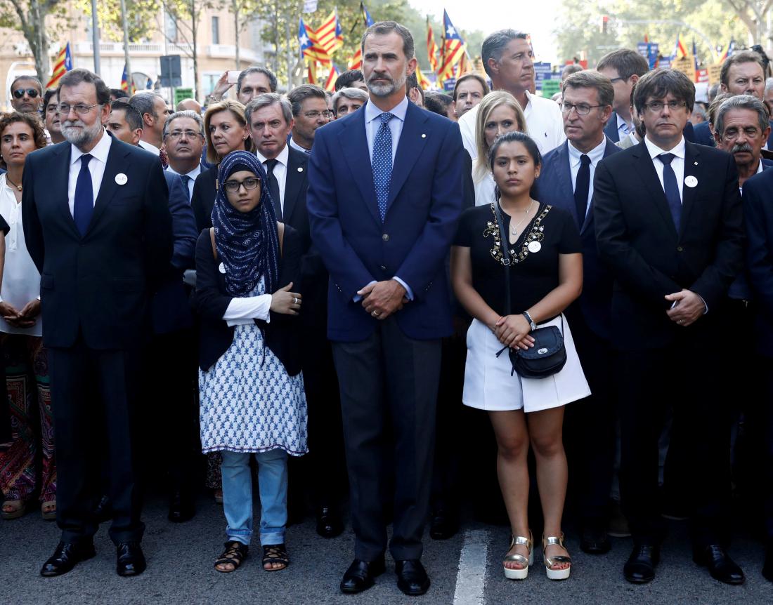 Shoda se udeležili tudi španski premier Mariano Rajoy (levo), španski kralj Felipe VI. (sredina) in katalonski regionalni predsednik Carles Puigdemont (desno). 