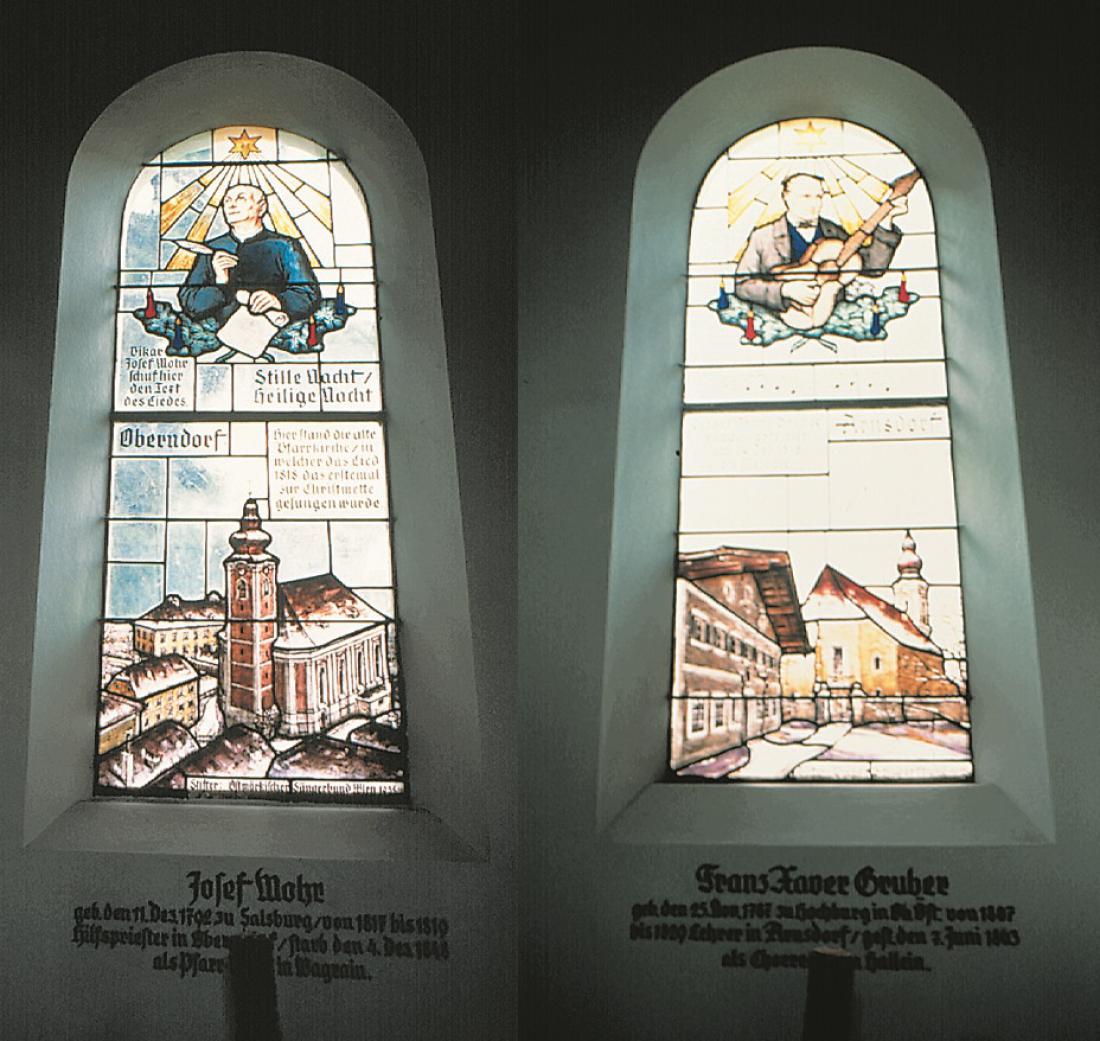 Okenska vitraža z upodobljenima tekstopiscem in skladateljem v spominski kapeli.