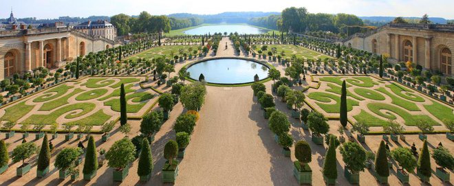 Versailles vas bo zaposlil za cel dan. Tudi če ne boste stopili v glavno palačo, je sprehajanje po vrtovih vredno obiska. Foto: Andre Quinou/shutterstock
