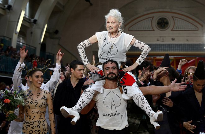 Njen mož je dejal, da je Westwoodova ustvarjala do svojega zadnjega dne. Takole se je, kljub častitiljivi starosti, pojavila po koncu svoje modne revije v Londonu leta 2017. FOTO: REUTERS/Neil Hall/File Photo
