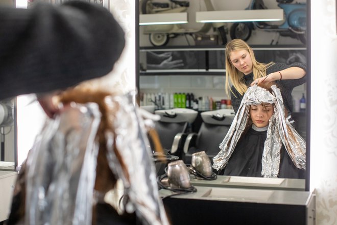 Stilistka Maja je lase najprej osvežila z negovalnim prelivom, nato pa ustvarila popoln lesk s kombiniranjem barvanja in pramenov. Foto: Voranc Vogel

