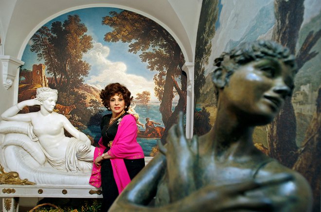 Njena strast je bila umetnost, predvsem kiparstvo. Na sliki leta 2006 Gina Lollobrigida pozira ob svojih dveh kipih v njeni vili na jugu Rima. FOTO: REUTERS/Chris Helgren/File Photo
