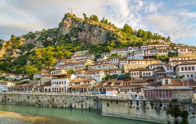 Staro mesto Berat v Albaniji je vredno obiska. Foto: Milosk50/shutterstock

