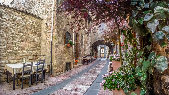 Umbrija je polna romantičnih zgodovinskih mestec kot je mesto Assisi. Foto: Canadastock/shutterstock
