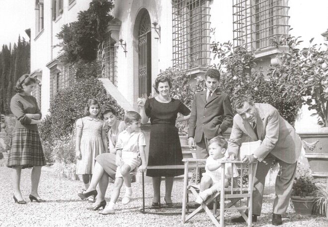 Salvatore Ferragamo z družino, ženo Wando in njunimi šestimi otroki. Foto: Javna Last