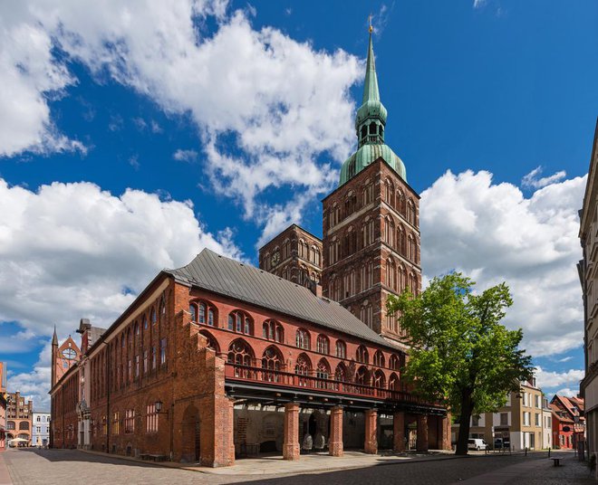 V gotskem mestu Stralsund je najbolj znamenita stavba mestna hiša s konca 13. stoletja. Foto: Majonit/shutterstock
