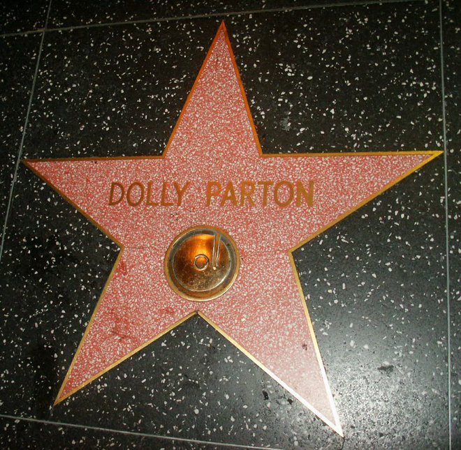 Napis Dolly Parton na Hollywoodski aleji slavnih. Foto: Javna last