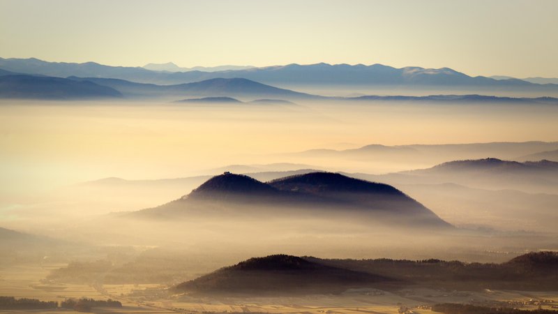 Fotografija: Čeprav hribi v bližnji okolici Ljubljane niso tako visoki, je pogled z njih, zlasti ob zgodnjih jutranjih urah, ko se dolina kopa v meglicah in oblakih, pravljičen. Foto: Vornac Vogel/delo
