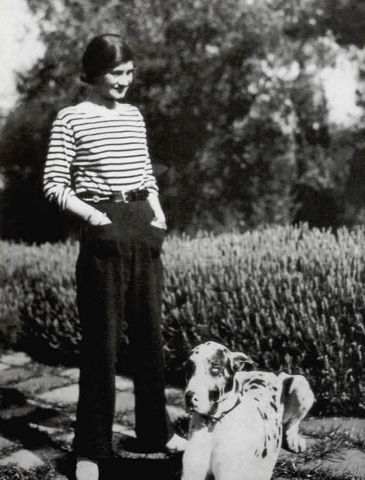 Gabrielle Coco Chanel leta 1928. Francoska oblikovalka je že od začetka svoje kariere, ko je veliko žensk še nosilo korzete,  zavračala silhueto poudarjenih prsi in bokov ter ozkega pasu. Foto: Javna last/Public Domain