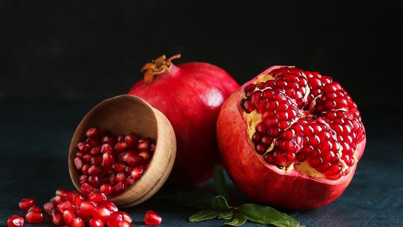 Fotografija: Granatno jabolko je poseben sadež, ki ga je vredno vključiti na vsakodnevni jedilnik. Foto: Pixel-shot/shutterstock