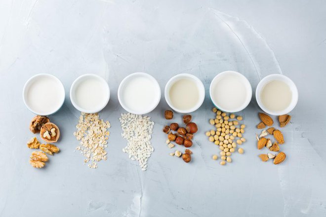 Izmed rastlinskih nadomestkov mleka so najbolj zdravi tisti, ki so bogati tudi z beljakovinami in maščobami: med temi so napitki iz oreščkov in soje. Foto: Antonina Vlasova/shutterstock