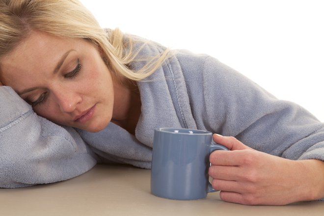 Če imate težave s spanjem, je smiselno alkohol in kofein čim bolj omejiti ter se ga še posebej izogibati v pozno popoldanskih in večernih urah. Foto: Shutterstock