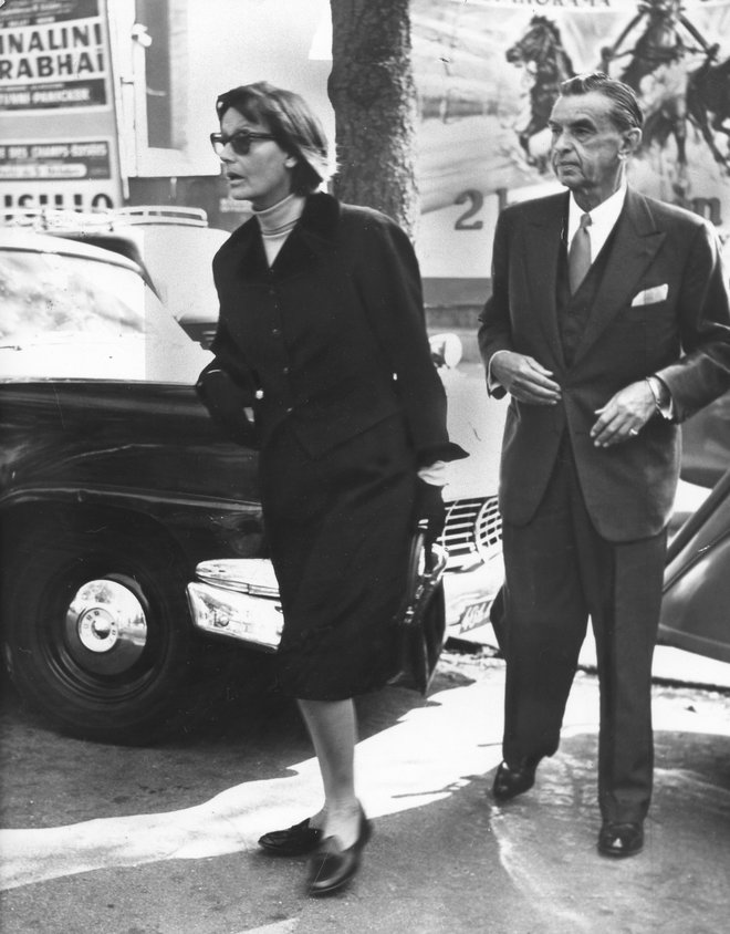 Afera med Greto Garbo in Georgem Schleejem je bila javna skrivnost, paparaci so ju pogosto ujeli skupaj v objektiv. Na fotografiji sta ljubimca v Parizu. Foto: Profimedia
