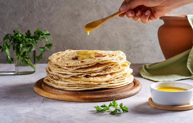 Zaradi oreščastega okusa ghee mnogi uporabljajo za izboljšanje jedi, tekne jim na kruhu, palačinkah, pečeni zelenjavi ... Foto: Shutterstock